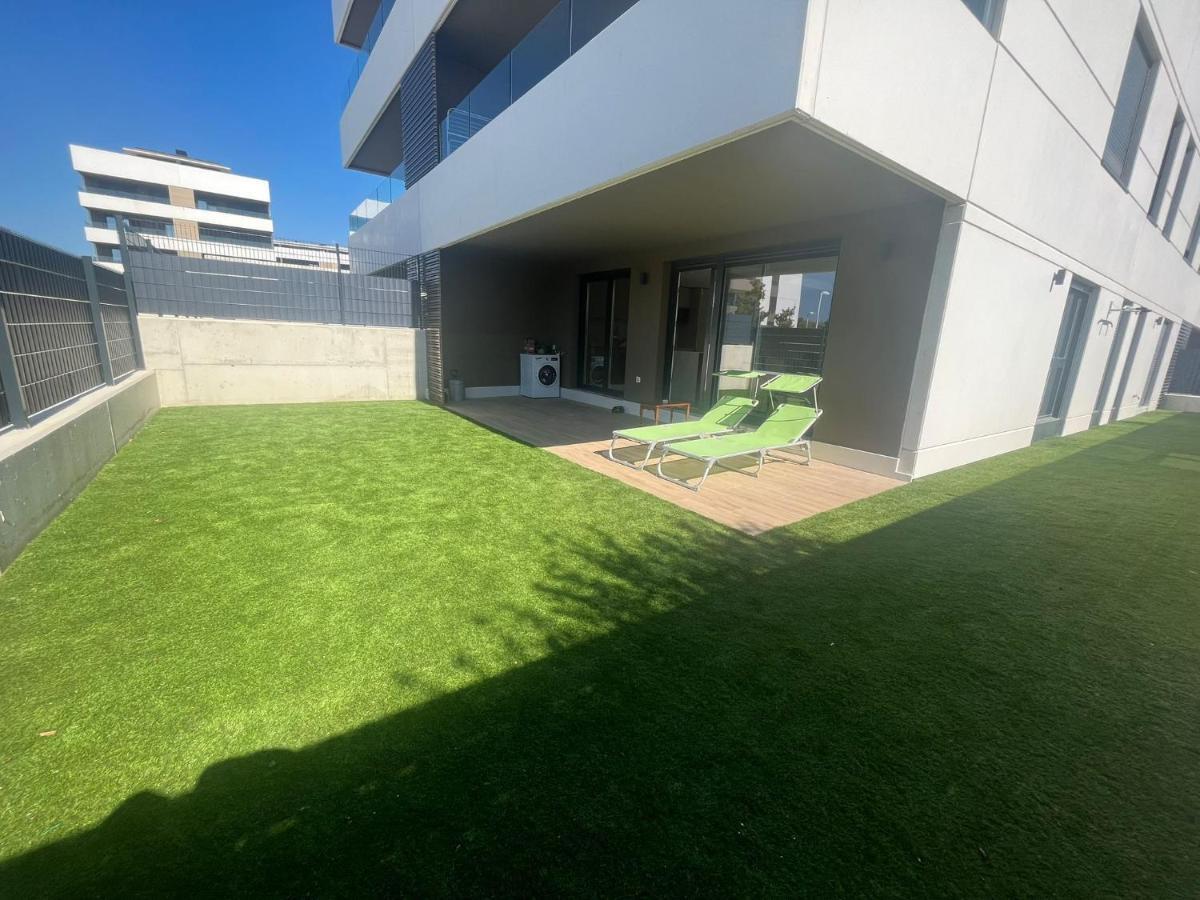Moderno Bajo Con Jardin Apartment